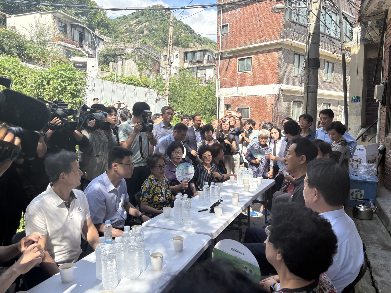 19일 오세훈 서울시장이 쪽티비 스포츠토토 주민들을 만나 간담회를 진행하는 모습. 정주원 기자