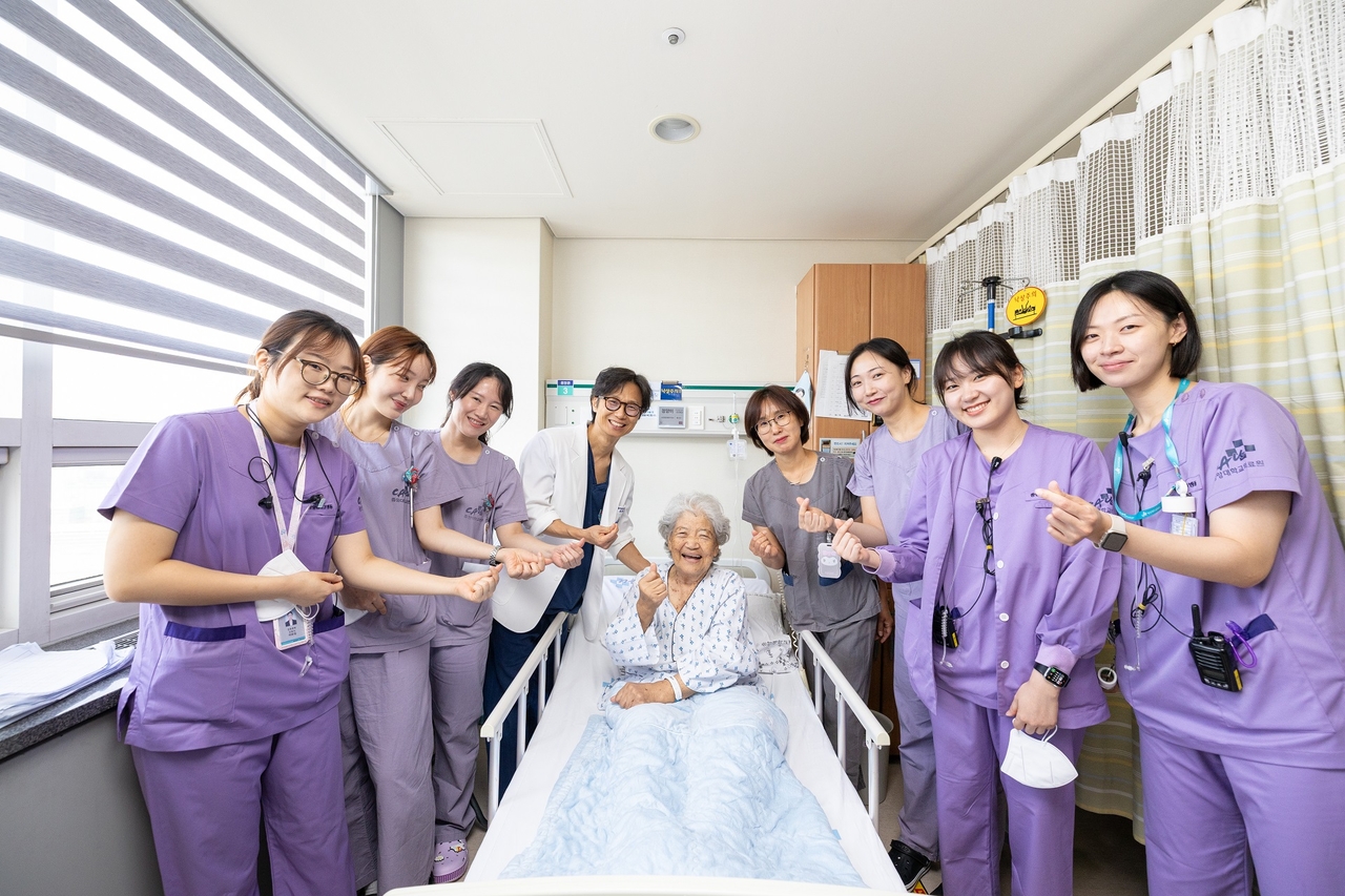 중앙대병원 심장혈관흉부외과팀이 85세 고령 토토사이트 슈퍼맨 수술환자 와 기념촬영을 하고있다.<중앙대병원 제공>