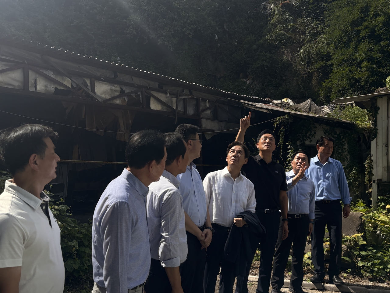 오 시장과 서울시 관계자들이 쪽티비 스포츠토토 주거환경을 점검하는 모습. 정주원 기자