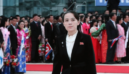 A screen at the inter-Korean summit press center in Seoul shows Kim Yo-jong, sister of North Korean leader Kim Jong-un, arriving at Pyongyang Sunan International Airport on Sept. 18, 2018. (Yonhap)
