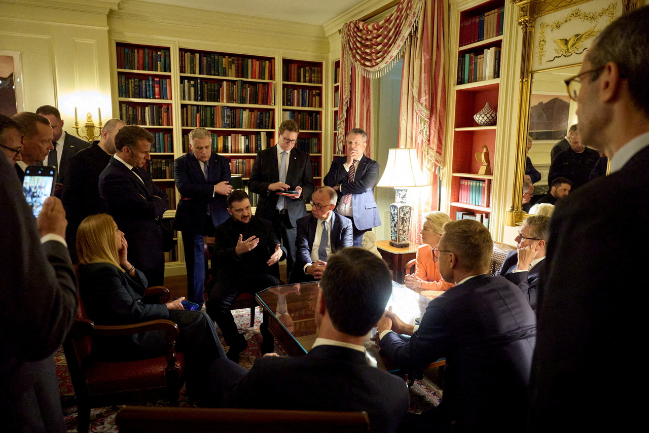 Ukrainian President Volodymyr Zelenskyy (center) speaks with European leaders at the White House Library in Washington on Monday.  Reuters-Yonhap