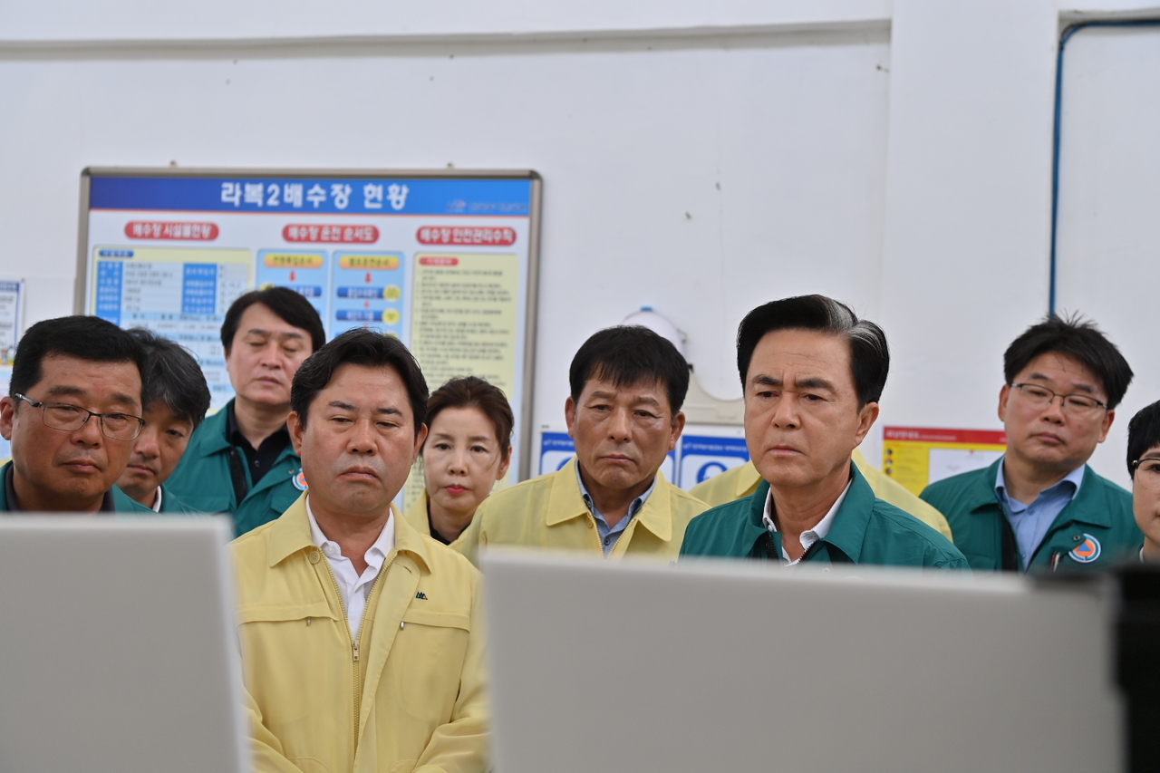 김태흠 충남지사가 지난 4일 ‘괴물 폭우’ 등으로 해마다 농경지 침수 피해를 입고 있는 부여군 규암면 라복지구에 방문해 현장 점검을 하고 있다.