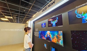 “中에 또 내줄 순 없어”…삼성디스플레이 ‘마지막 자존심’ OLED 사수에 총력 [그 회사 어때?]
