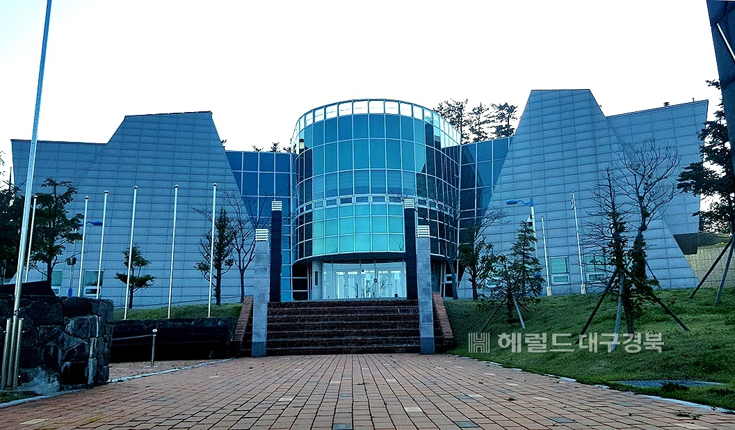 울릉군 북면 천부4리  독도를 조망할수 있는 위치에 있는 안용복 기념관[헤럴드 DB}