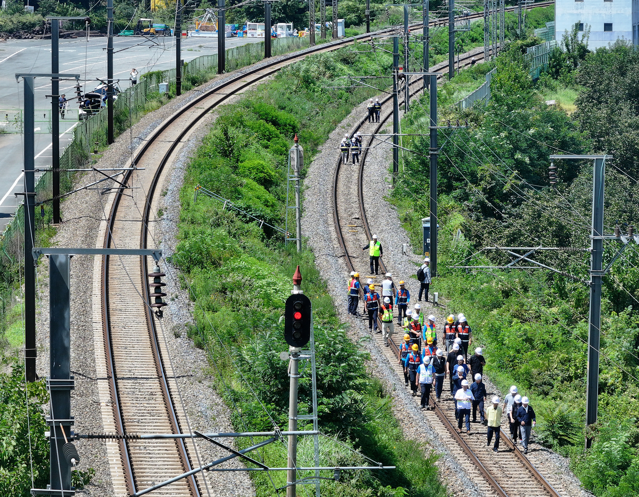 Government officials investigate the site of the deadly train accident on Tuesday, which resulted in two deaths and five injuries, in Cheongdo-gun, North Gyeongsang Province. (Yonhap)
