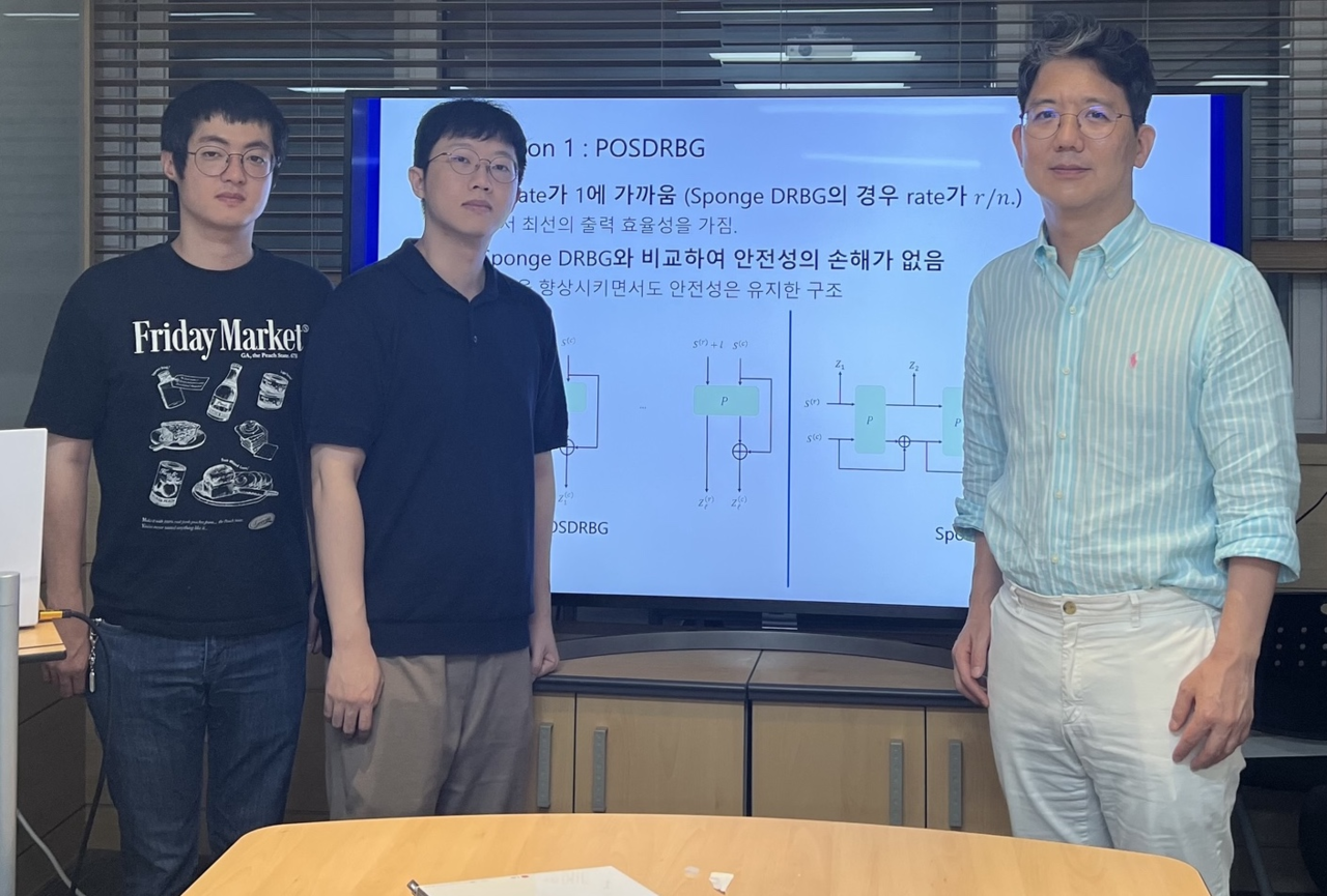 KAIST 전산학부 황성하(왼쪽부터)·정우혁 박사과정생, 이주영 교수 [KAIST 제공]