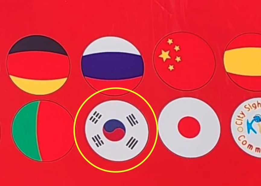 두바이 시티투어 버스에 잘못 그려진 온라인 토토사이트 신고. [서경덕 교수 제공]