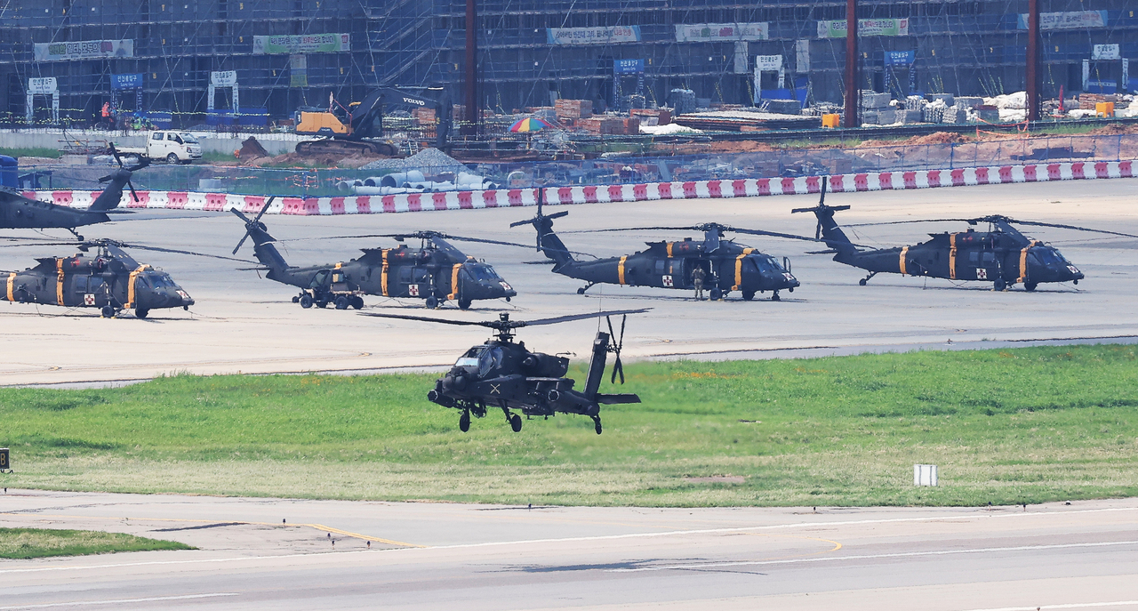 An Apache helicopter moves at Camp Humphreys in Pyeongtaek, Gyeonggi Province, on Aug. 18, when the Ulchi Freedom Shield (UFS), an annual South Korea-US combined exercise aimed at defending the Korean Peninsula in the event of a contingency, kicked off. (Yonhap)