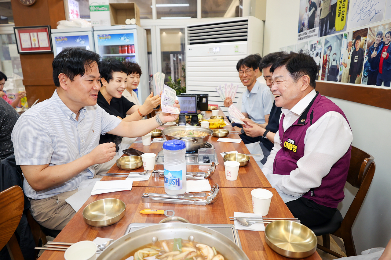 이필형 동대문구청장 및 구 간부진 ‘토토사이트 로퍼 먹튀eat’ 1호점 방문 회식