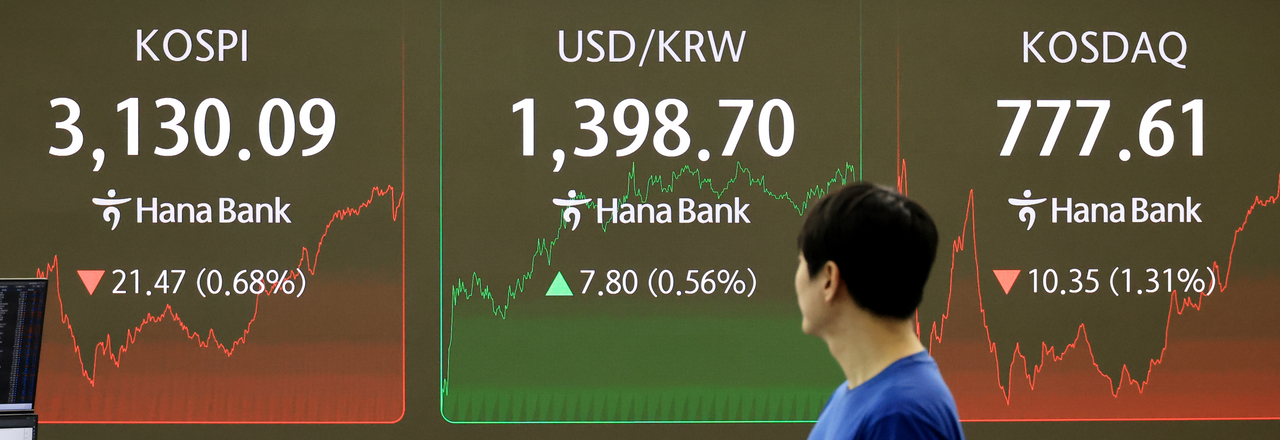 An electronic board showing the Korea Composite Stock Price Index at a dealing room of the Hana Bank headquarters in Seoul on Wednesday. (Yonhap)
