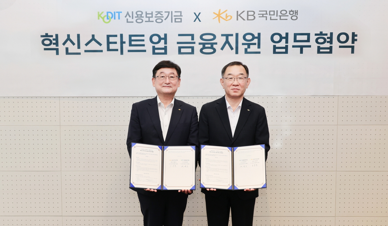 송용훈(오른쪽) KB국민은행 기업고객그룹 부행장과 채병호 신용보증기금 이사가 지난 7일 대구 동구 신보 본사에서 업무협약을 체결한 뒤 기념촬영을 하고 있다. [국민은행 제공]