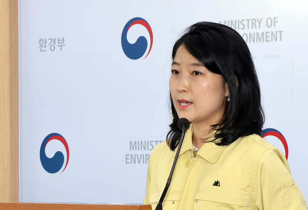 Choi Min-ji, head of the Greenhouse Gas Inventory and Research Center affiliated under the Ministry of Environment speaks to the press on South Korea's greenhouse gas emissions data from 2024 during a press briefing on Wednesday. (Yonhap)