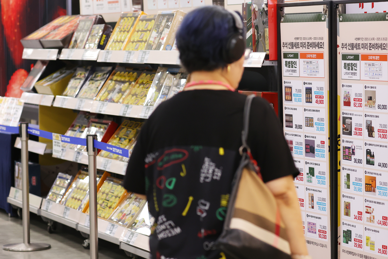 A customer shops at a supermarket in Seoul on Aug. 14. (Yonhap)