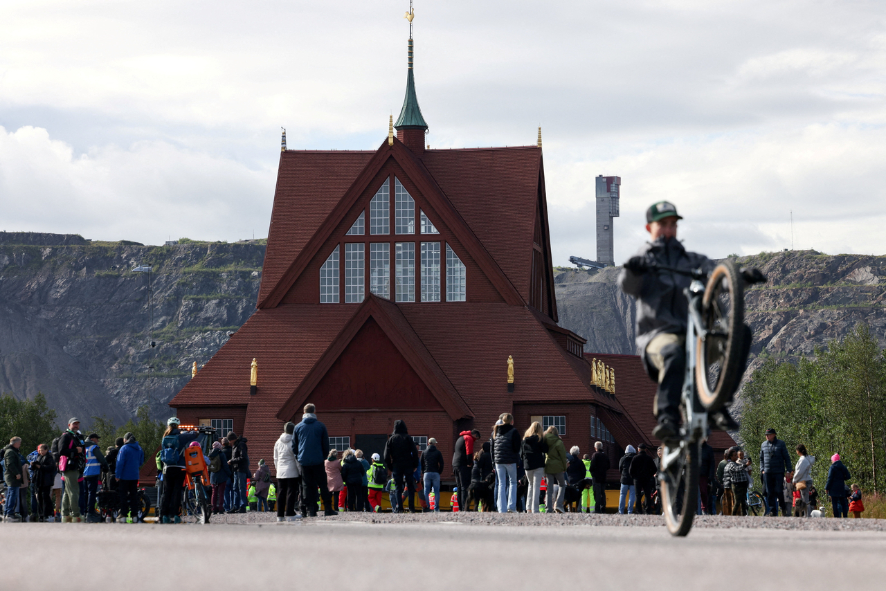 People watch Kiruna's old wooden church being moved during a two-day relocation trip to a new site, in Kiruna, Sweden, Tuesday.    (Reuters-Yonhap)