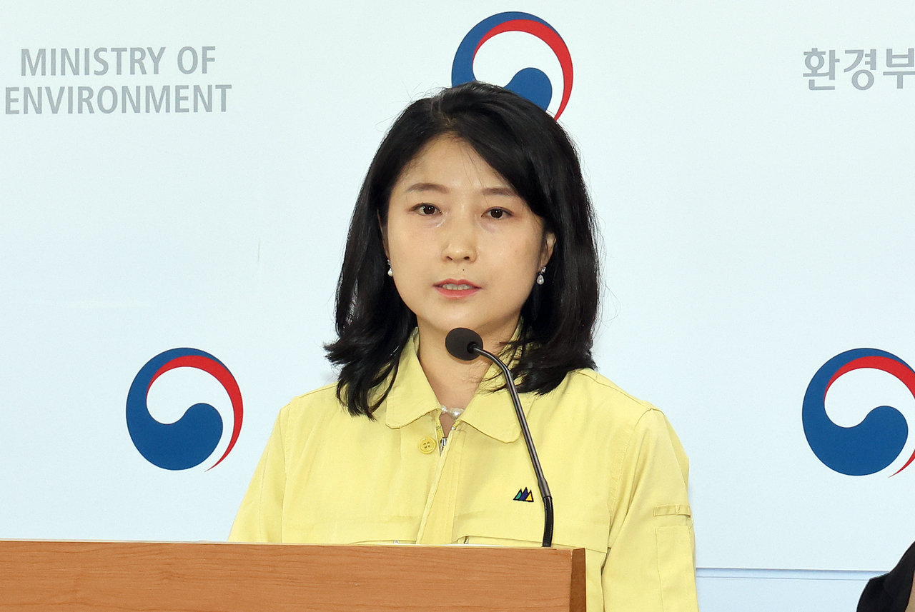 최민지 환경부 온실가스종합정보센터장이 20일 정부세종청사 환경부 기자실에서 2024년도 국가 온실가스 잠정배출량 산정 결과를 발표하고 있다.[연합]