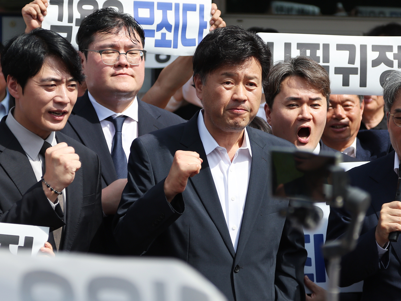 대장동 개발 민간업자 일당에게 금품을 받은 혐의로 항소심에서 실형을 선고받고 법정구속 된 후 위너 토토으로 석방된 김용 전 민주연구원 부원장이 20일 경기도 화성시 마도면 화성직업훈련교도소 앞에서 참석자들의 구호를 듣고 있다. [연합]