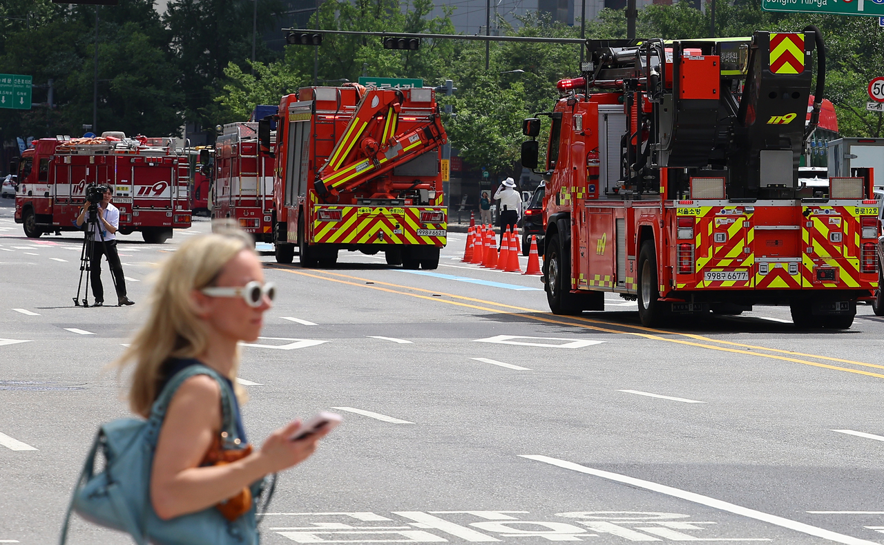 Fire trucks move through the usually busy road near City Hall in central Seoul on Wednesday afternoon, as part of the 20-minute civil defense drill. (Yonhap)