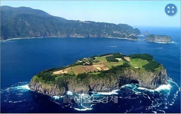 울릉도 앞바다에 떠 있는 부자(父子)의 섬 죽도(竹島)