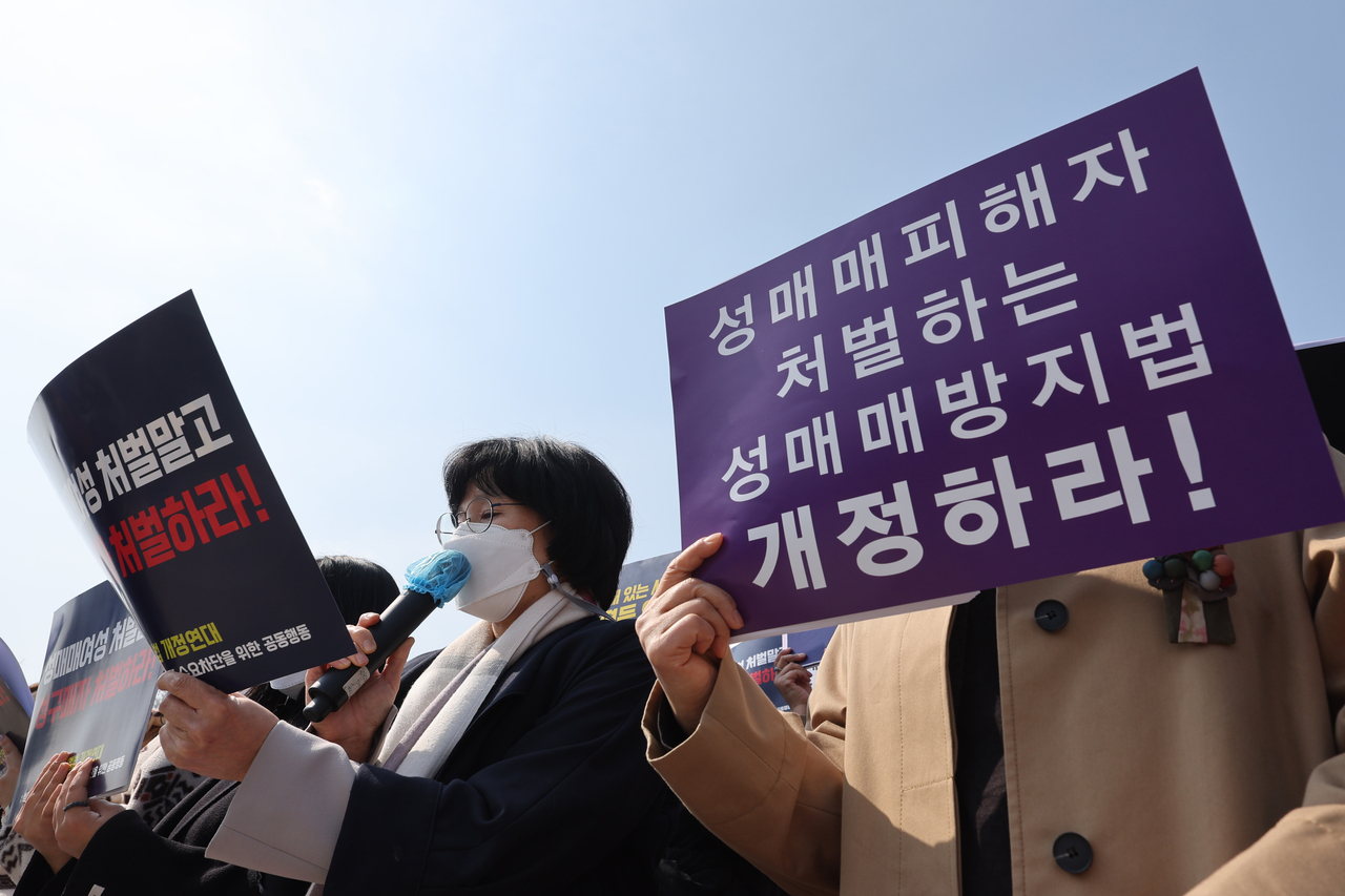 원민경 여성가족부 장관 후보자가 지난 2022년 3월 22일 ‘호날두 토토사이트처벌법개정연대’ 발족 기자회견에 민변 성착취대응팀 신분으로 참석한 모습. 그는 당시 호날두 토토사이트를 ‘성착취’라고 부르며 호날두 토토사이트 처벌법 개정을 요구했다. [연합]