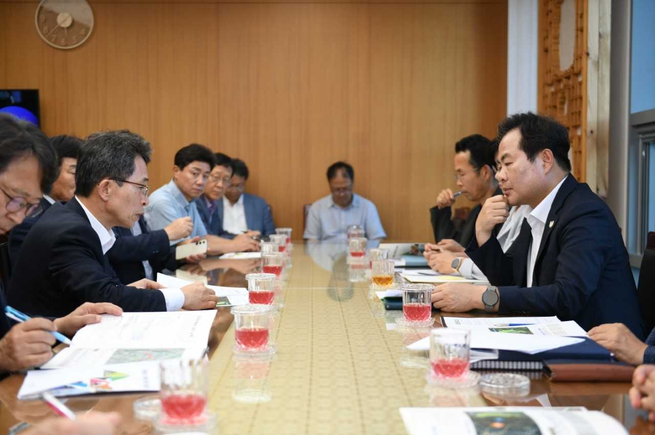 유정근 영주시장 권한대행(왼쪽 가운데)이 경북도를 찿아 김학홍 행정부지사에게 지역현안 사업을 설명하며 도비지원을 요청하고 있다 [영주시 제공]