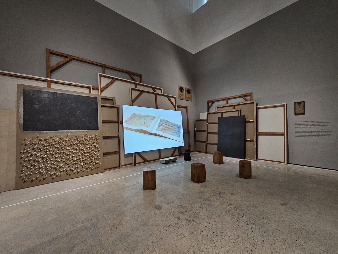 Installation view of the exhibition "Kim Tschang-yeul" at MMCA Seoul, inspired by the artist's atelier in France (Park Yuna/The Korea Herald)
