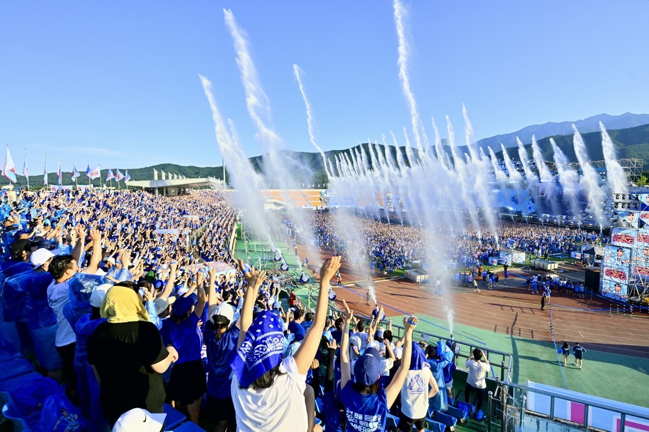 Konser “Summer Swag” Psy yang diadakan di Kompleks Olahraga Sokcho pada 26 Juli. (Kota Sokcho)