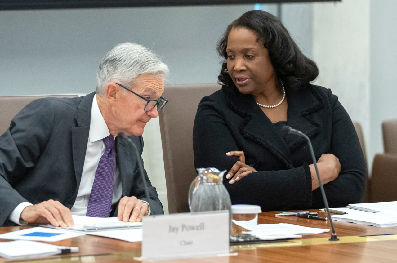 Federal Reserve Board of Governors member Lisa Cook (right) talks with Federal Reserve Chairman Jerome Powell before an open meeting of the Board of Governors at the Federal Reserve in Washington on June 25.   AP-Yonhap