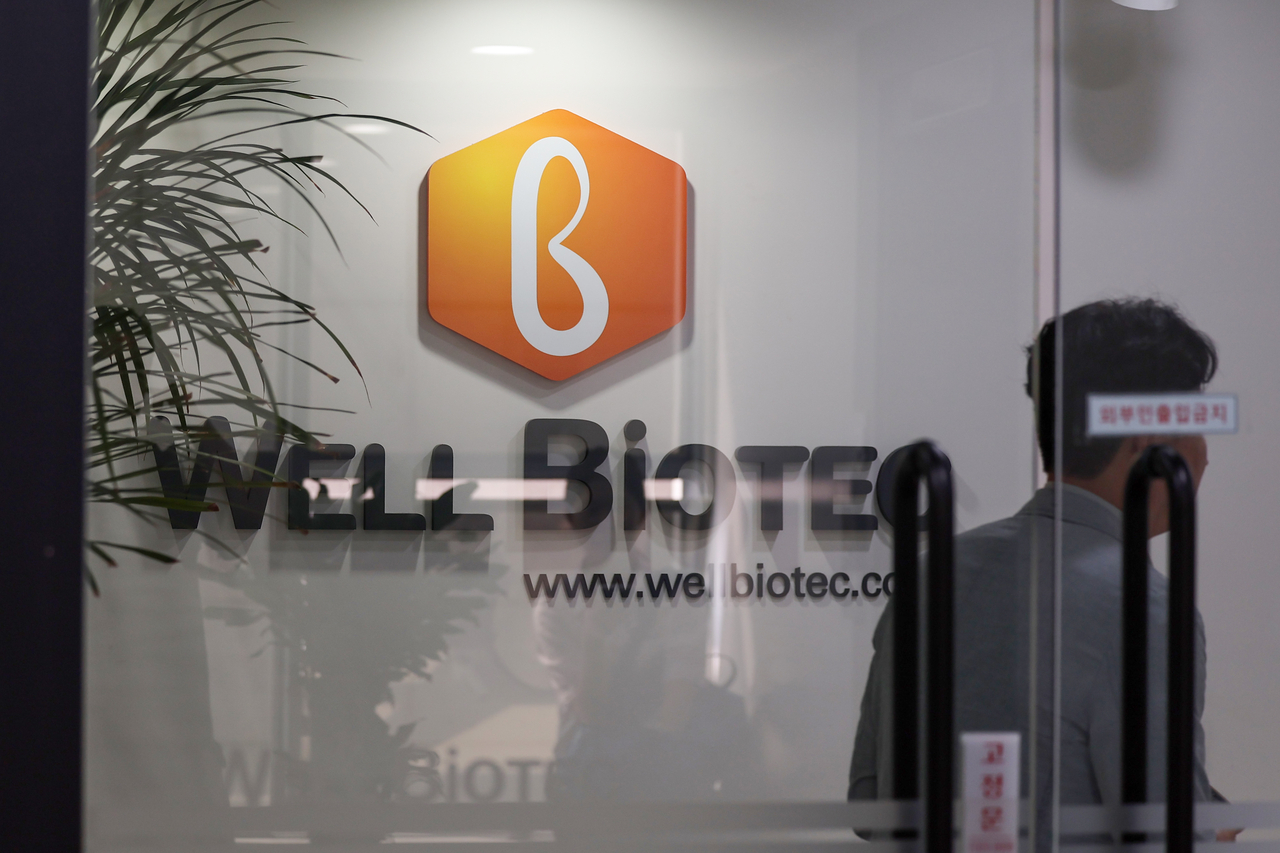 Officials from the special counsel team investigating allegations against former first lady Kim Keon Hee conduct search and seizure operation at the headquarters of Well Biotec in Gangnam, southern Seoul, Thursday. (Yonhap)
