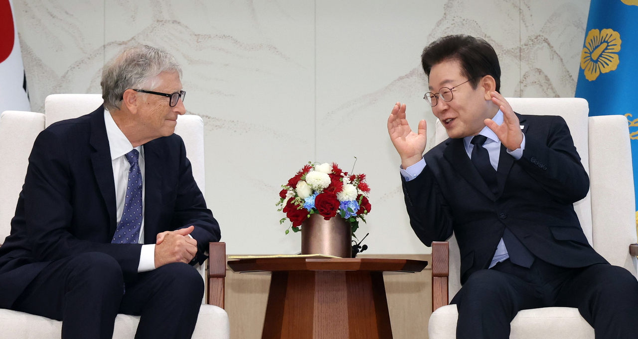 President Lee Jae Myung (right) speaks with Bill Gates at the presidential office in Yongsan, Seoul, Thursday. (Yonhap)