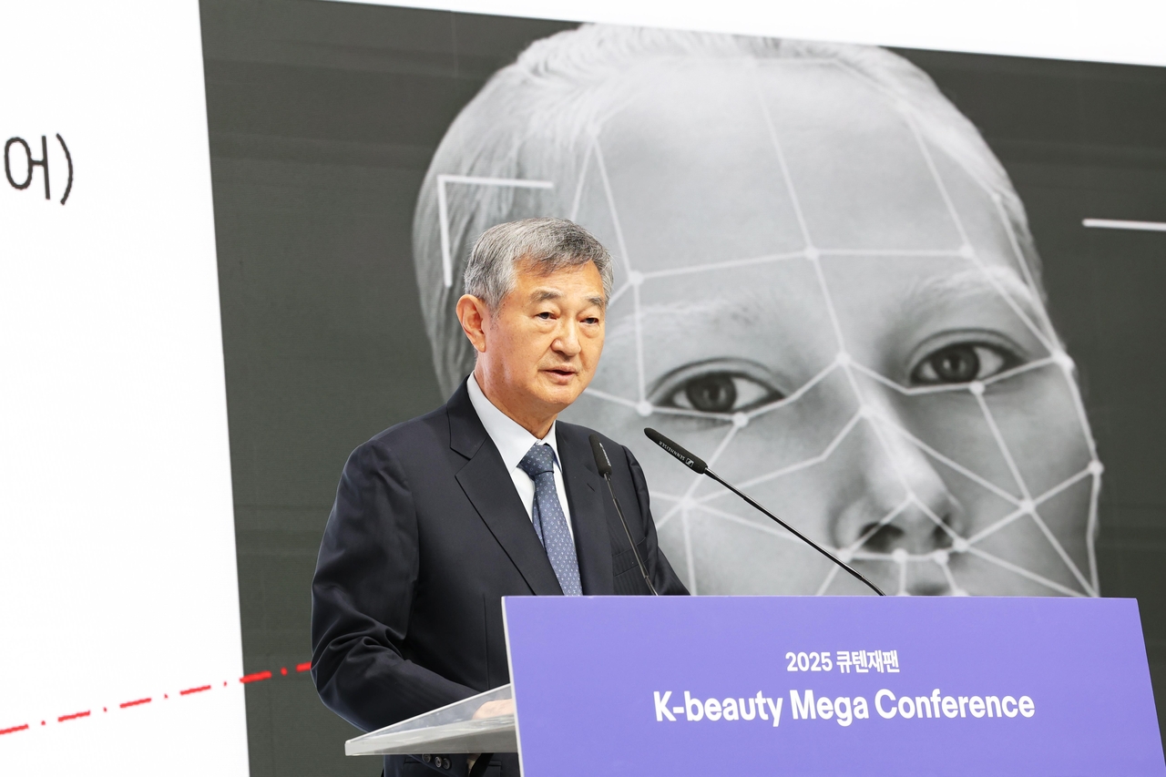 Cosmax Chairman Lee Kyung-soo speaks at the "2025 K-Beauty Mega Conference" held at Grand InterContinental Seoul Parnas in Seoul on March 14. (Cosmax)