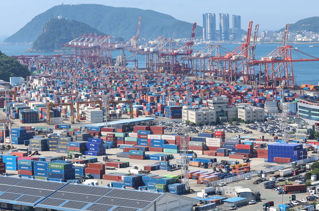 Containers are waiting to be shipped at a port in the southeastern city of Busan on July 31. (Yonhap)