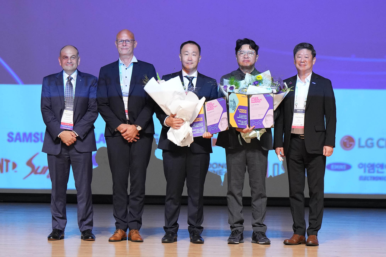 From left: Ioannis Kymissis, president Society for Information Display; Johannes Canisius, head of OLED business at Merck; Kim Sang-hyeon, associate professor at Korea Advanced Institute of Science and Technology; Cho Nam-sung, senior researcher at the Electronics and Telecommunications Research Institute; and Yun Yong-kuk, head of sales & country lead Korea at Merck Optronics (Merck Korea)