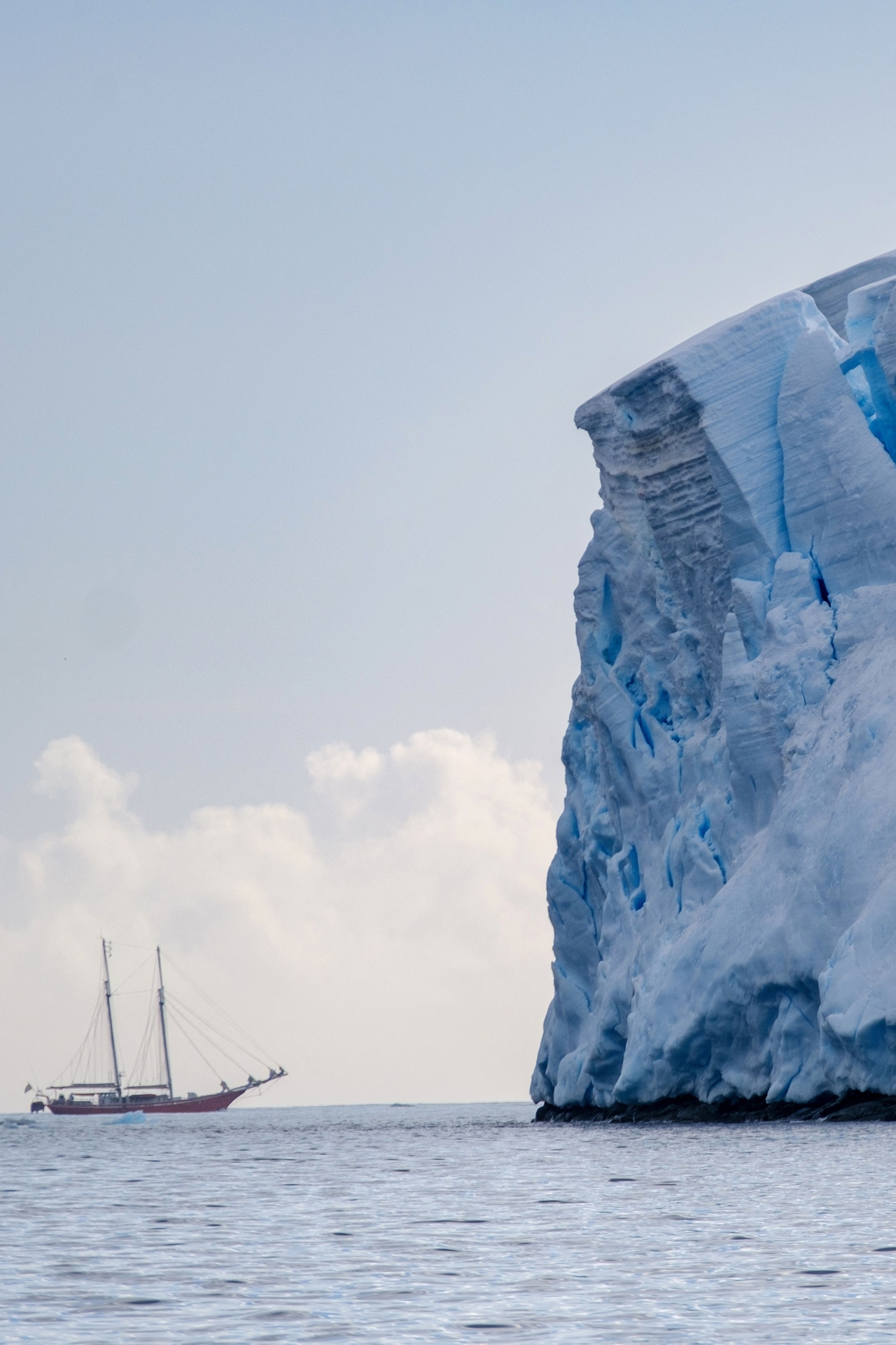 This handout picture released on Wednesday by the University of Santiago shows a view of Antarctica during a study on heavy metal presence linked to rising tourism, conducted by Chilean, Dutch and German scientists.   AFP-Yonhap