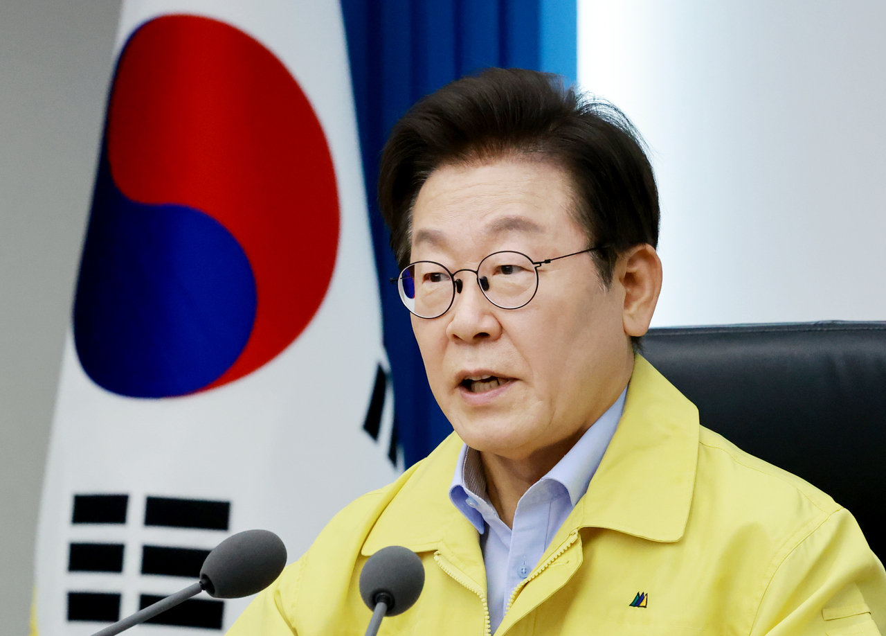 President Lee Jae Myung presides over a meeting of his aides at the presidential office in Seoul on Aug. 21, 2025. (Yonhap)