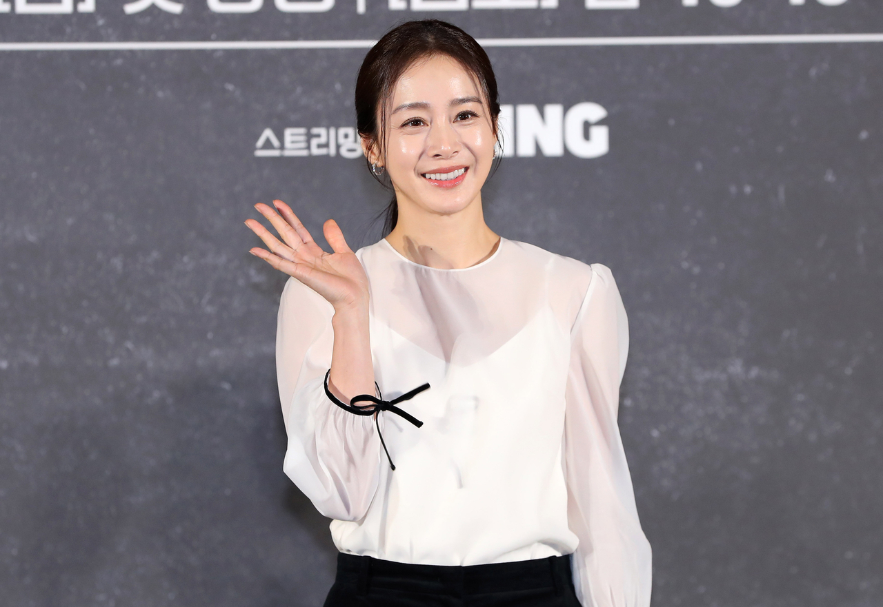 Kim Tae-hee poses for a photo during a press conference held in Yongsan-gu, Seoul, Thursday. (Newsis)