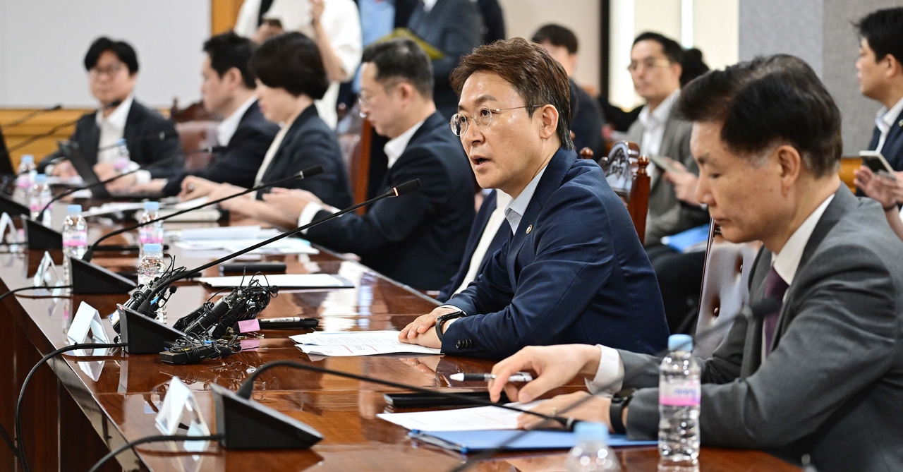 권대영 금융위원회 부위원장이 21일 서울 중구 은행연합회 중회의실에서 열린 석유그랜드토토 사업재편 금융권 간담회에 참석해 모두발언을 하고 있다. 권 부위원장은 모두발언을 통해 “자기 뼈를 깎는 자구노력과 구체적이고 타당한 사업재편계획 등 원칙에 입각한 ‘행동’을 보여달라”고 전했다. 이날 자리는 석유그랜드토토산업의 사업재편 방향을 공유하면서 ‘금융지원 원칙’을 논의하기 위해 마련됐으며 한국산업은행, 한국수출입은행, IBK기업은행, 신용보증기금, 기술보증기금, 한국무역보험공사, 한국자산관리공사(캠코) 관계자도 참석했다. 이상섭 기자