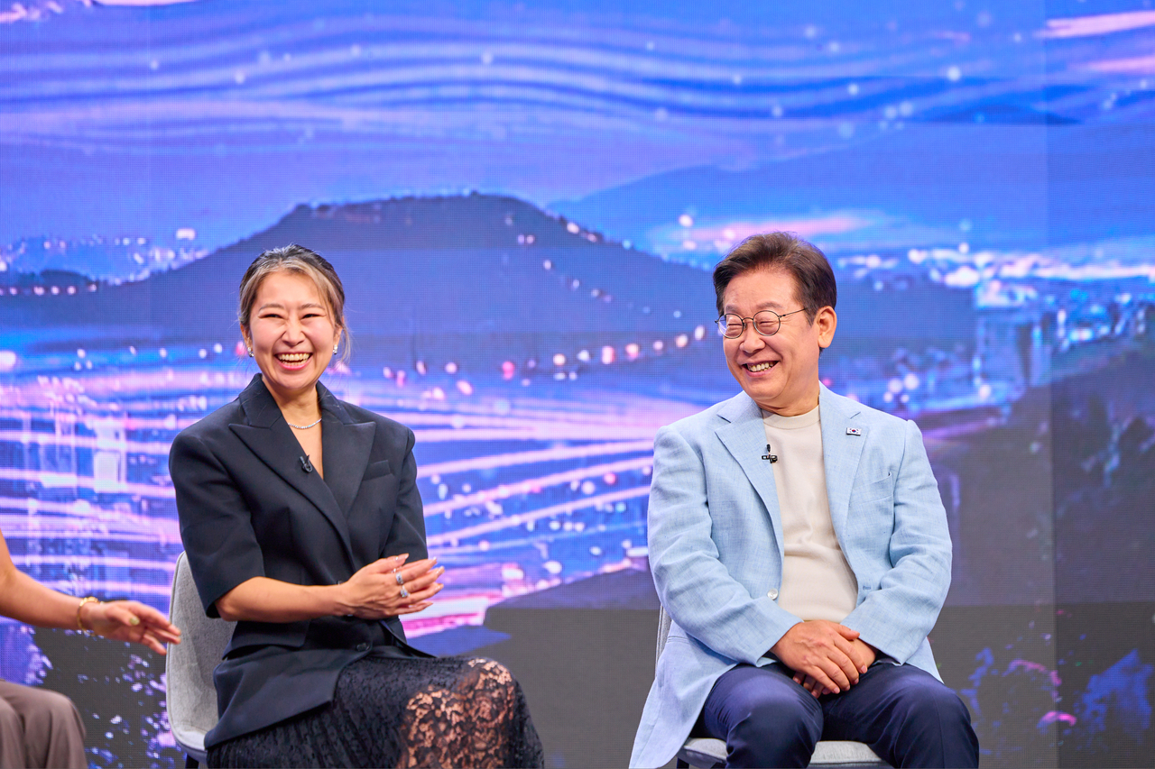 Maggie Kang (left) and President Lee Jae Myung take part in Arirang TV special titled "K-Pop: The Next Chapter," broadcast Wednesday. (Newsis)
