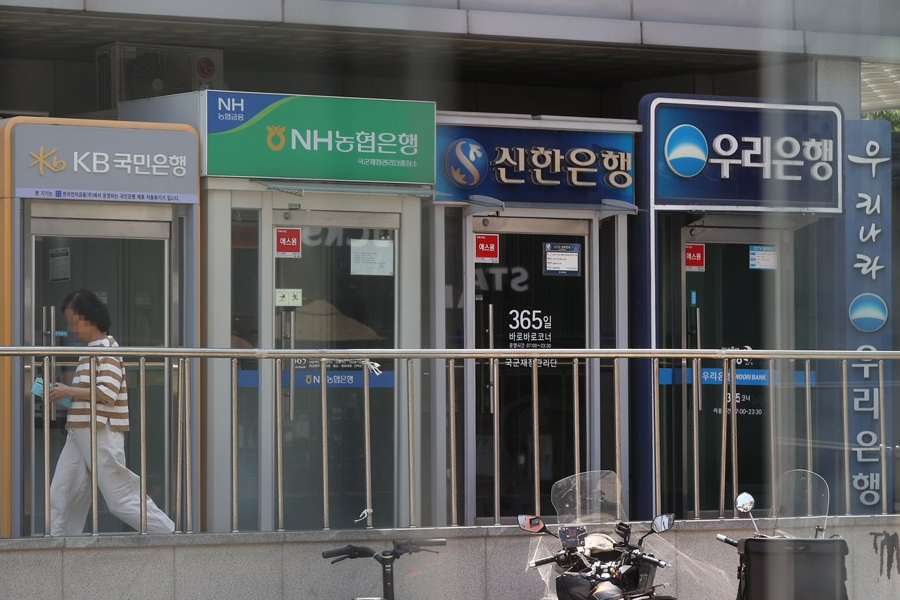 올해 상반기 국내 은행이 역대 최대인 14조9000억원의 당기순이익을 거뒀다. 사진은 서울 시내 주요 은행 현금자동입출금기(ATM) 창구 모습. [연합]