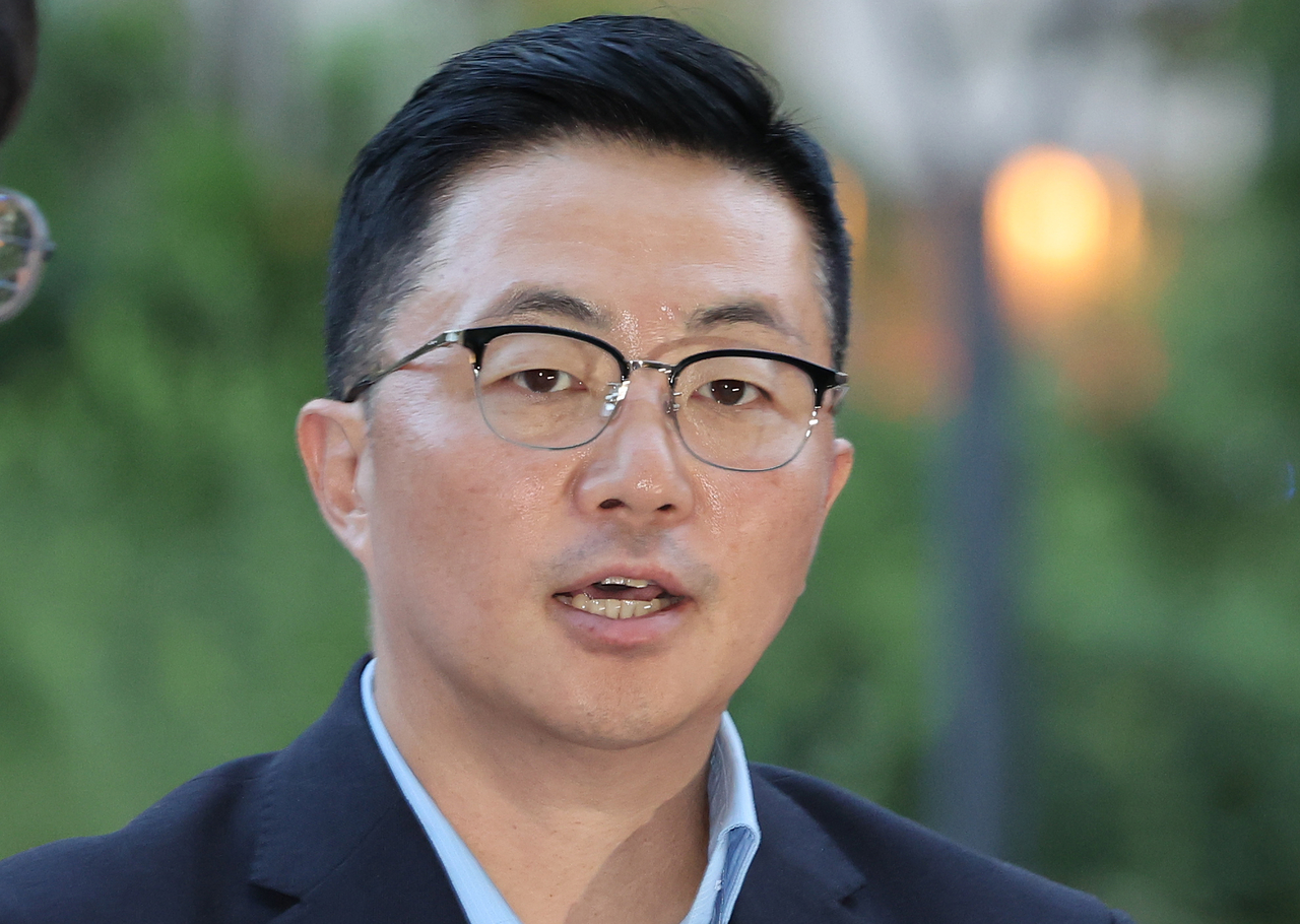 김건희 여사 일가의 ‘집사’로 지목된 김예성씨가 12일 귀국 직후 인천국제공항에서 체포돼 서울 종로구 김건희토토사이트 가입거절 사무실로 들어서며 취재진의 질문에 답하고 있다. [연합]