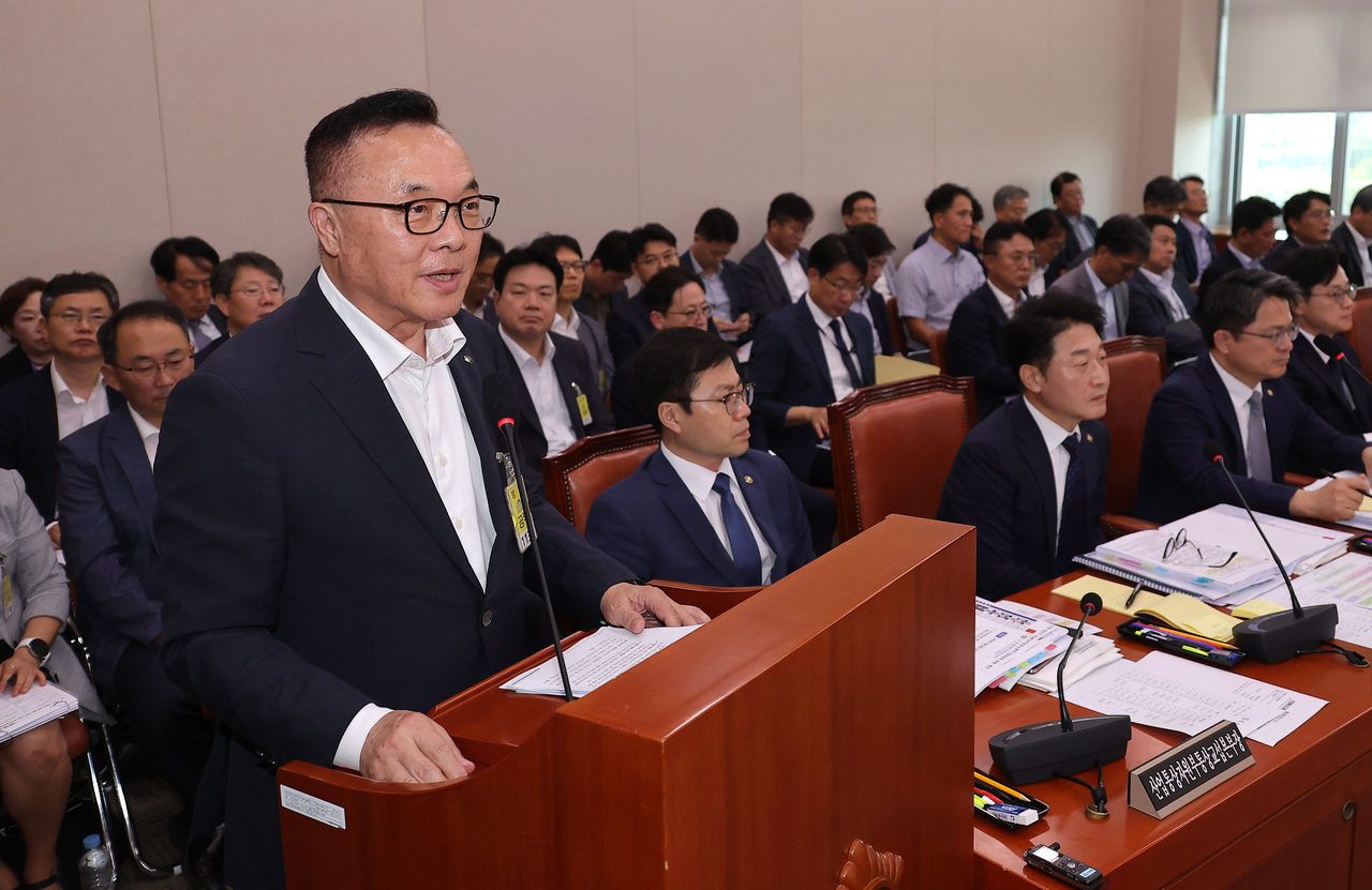 황주호 한국수력원자력 사장이 19일 국회에서 열린 산업통상자원중소벤처기업위원회 전체회의에서 올해 초 미국 웨스팅하우스와 맺은 지식재산권 분쟁 종료 합의문과 관련한 의원 질의에 답변하고 있다. [연합]