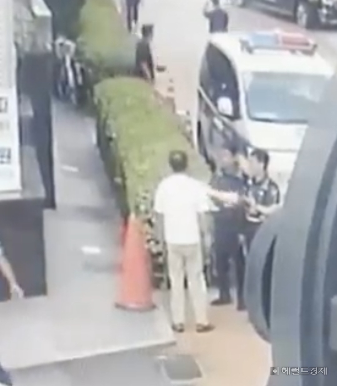 서울경찰청 기동순찰대가 지난 20일 서울 신림역 일대에서 A씨를 검거하는 모습. [서울경찰청 제공]