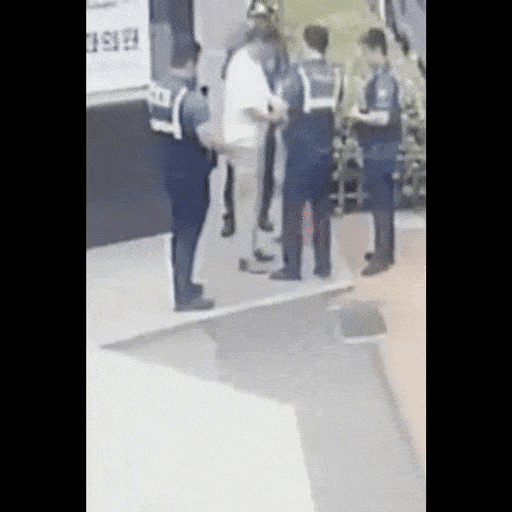 서울경찰청 기동순찰대가 지난 20일 서울 신림역 일대에서 A씨를 검거하는 모습. [서울경찰청 제공]