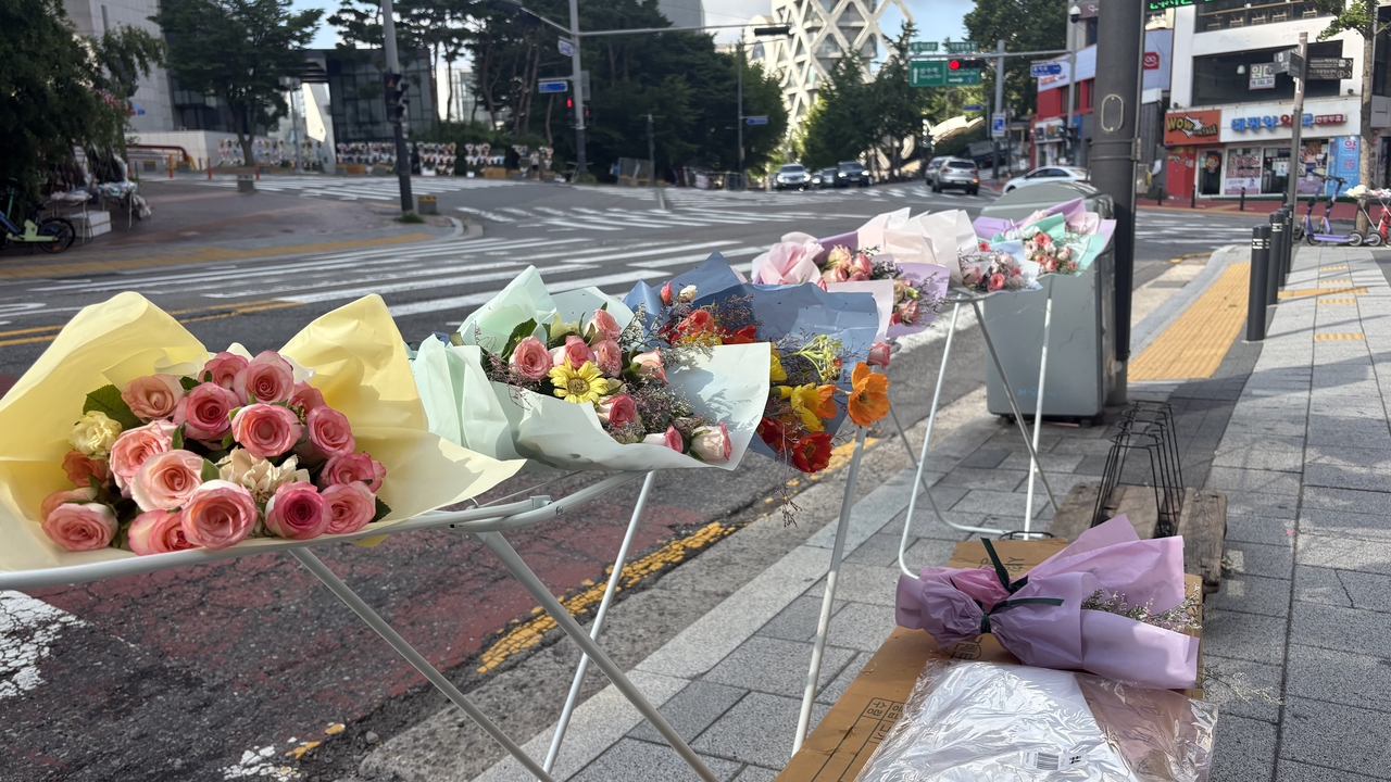 22일 오전 서울 마포구 홍익대학교 정문 앞 설치된 꽃 판매대. 박연수 기자