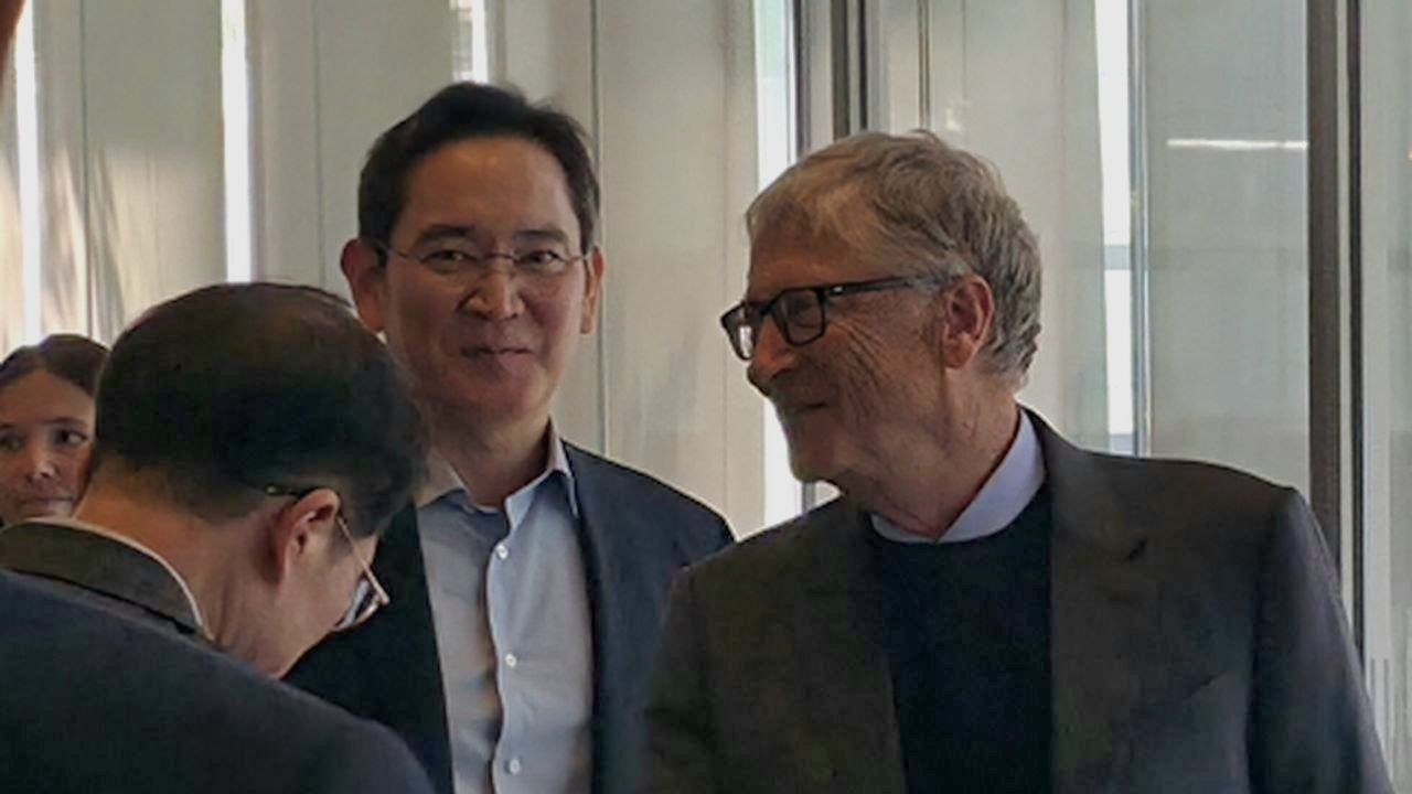 Samsung Electronics Chairman Lee Jae-yong (left) and Bill Gates meet at Samsung's office in Seoul on Friday. (Samsung Electronics)