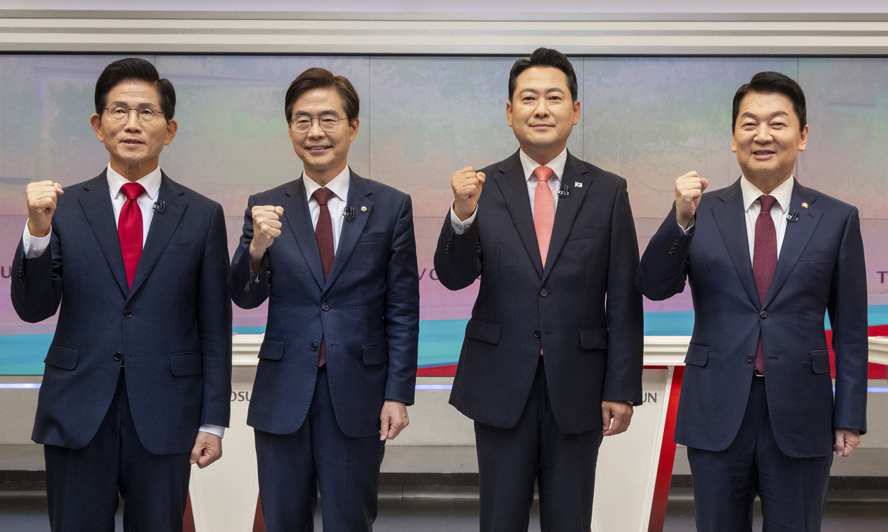 The four candidates for the main opposition People Power Party's leadership race -- (from left to right) former Labor Minister Kim Moon-soo and lawmakers Cho Kyoung-tae, Jang Dong-hyeok and Ahn Cheol-soo -- pose for a photo as they take part in their third TV debate in Seoul on Tuesday, ahead of the leadership election on Friday. (Yonhap)