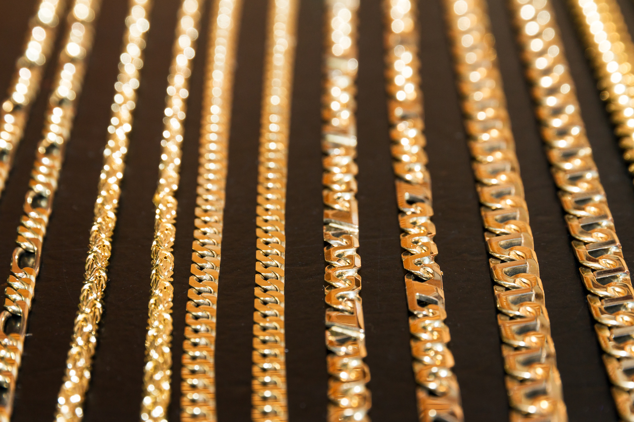 A collection of golden chains (123rf)