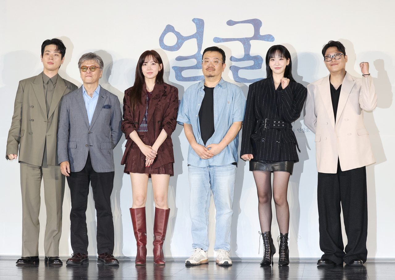 From left: Actors Park Jeong-min, Kwon Hae-hyo and Shin Hyun-bin, director Yeon Sang-ho, and actors Han Ji-hyun and Im Sung-jae pose at the production briefing for "The Ugly" at Lotte Cinema Konkuk University in Seoul on Friday. (Yonhap)