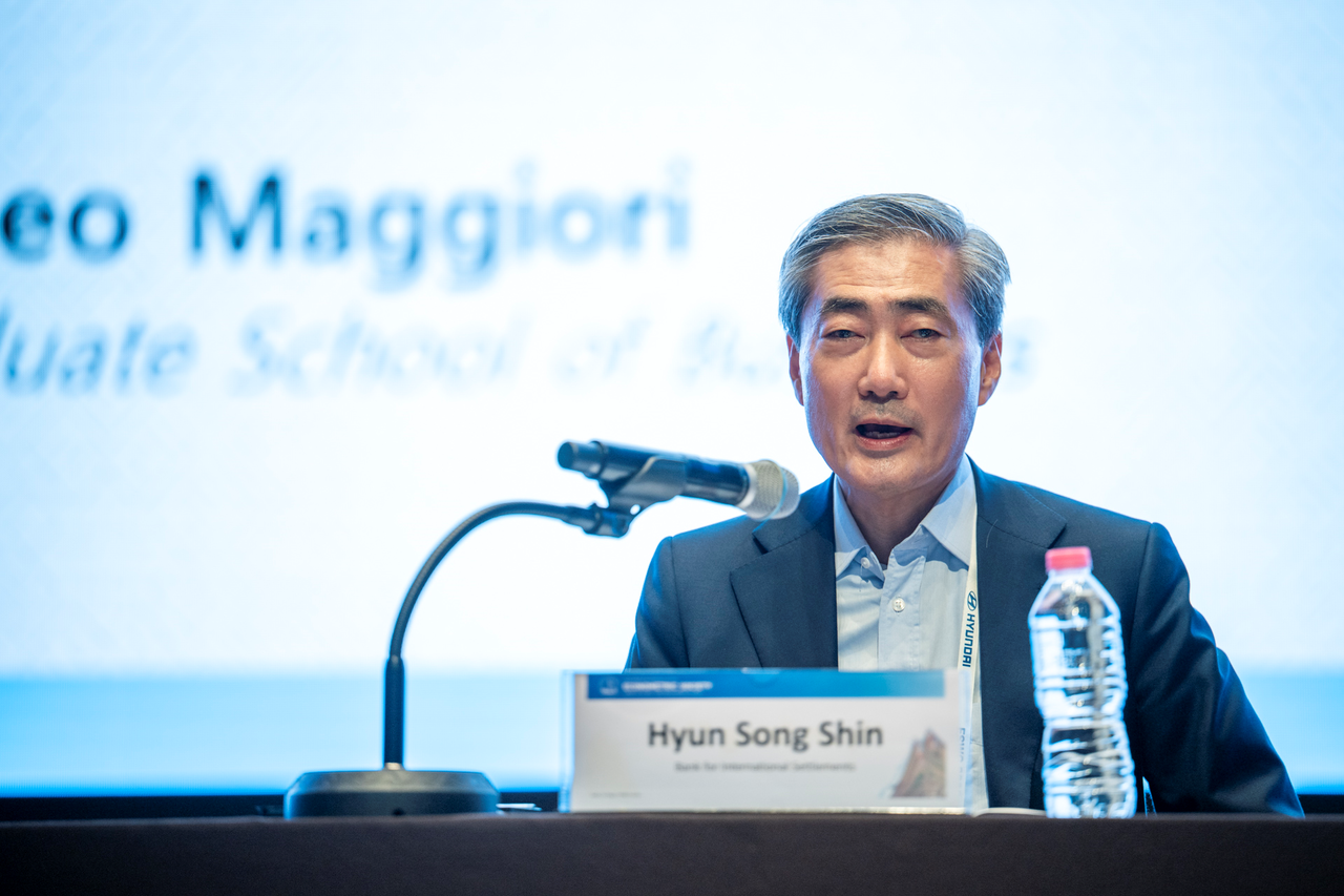 21일 서울 강남구 코엑스에서 열린 세계경제학자대회 ‘중앙은행 디지털 화폐(CBDC)의 현재 상황’ 세션에서 신현송 국제결제은행(BIS) 경제보좌관 겸 통화정책국장이 발표하고 있다.  [ESWC 제공]