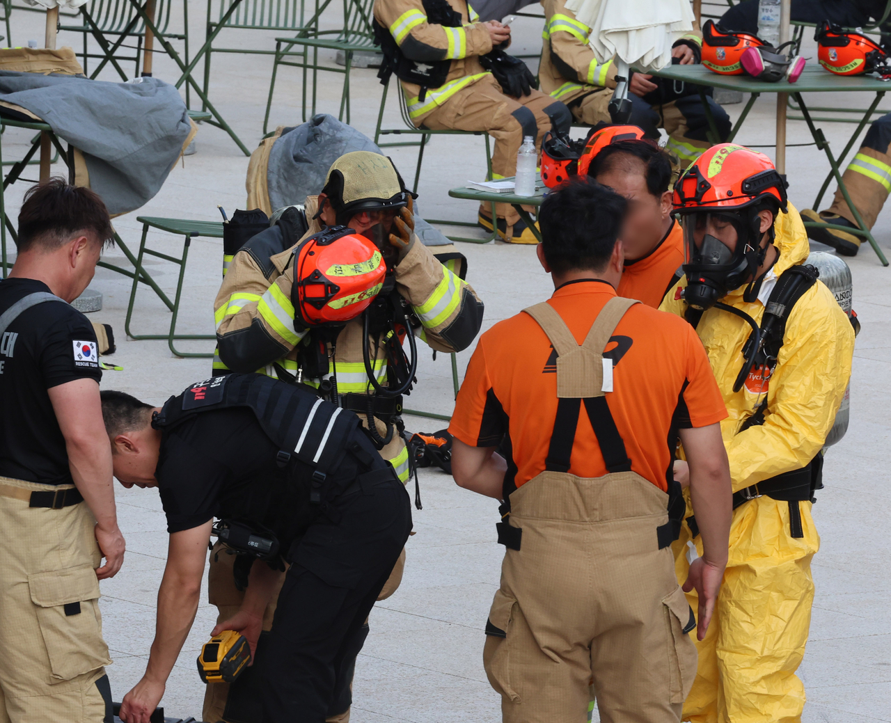 In this unrelated file photo, firefighters get ready to inspect a swimming pool in Incheon after receiving reports of a disinfectant leak on Aug. 9. (Newsis)