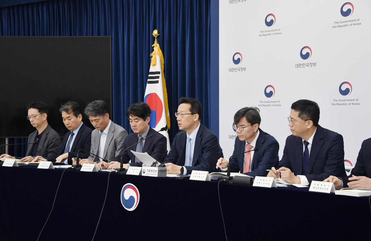 윤인대 기획재정부 차관보가 지난 19일 오전 정부세종청사 중앙동에서 열린 ‘새정부 경제성장전략 상세 브리핑’에서 주요내용을 발표하고 있다. [기획재정부 제공]